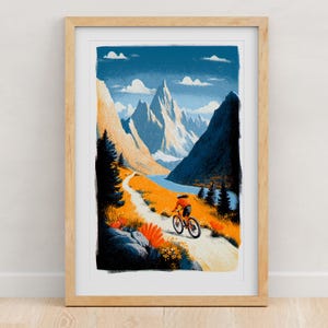 Pu&ograve; includere: Una stampa artistica incorniciata con un'illustrazione stilizzata di un ciclista in giacca arancione su una mountain bike lungo un sentiero sterrato. La scena raffigura alte montagne frastagliate blu e beige, un sentiero e pini verdi.