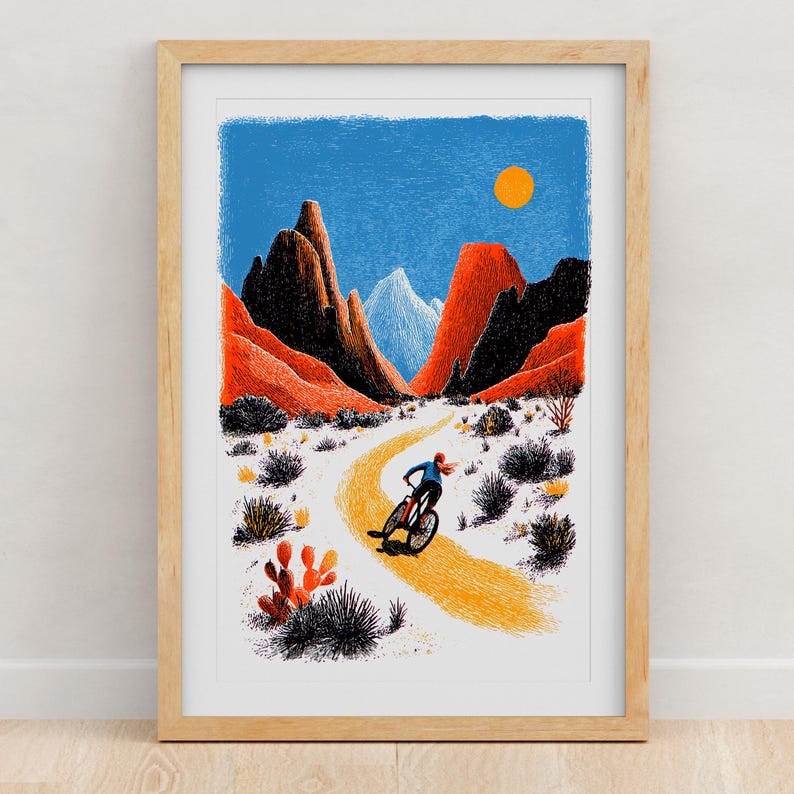 Pu&ograve; includere: Una stampa artistica incorniciata che raffigura un paesaggio desertico stilizzato con un ciclista su un sentiero giallo. La scena include formazioni rocciose arancioni e nere, un cielo blu brillante con un sole giallo e vegetazione.