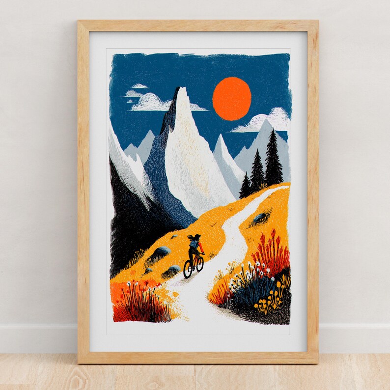 Pu&ograve; includere: Una stampa artistica incorniciata che raffigura un paesaggio montano stilizzato con un ciclista su un sentiero tortuoso. La scena include un sole arancione brillante su un cielo blu profondo, cime innevate, alberi sempreverdi scuri e fogliame arancione e giallo.