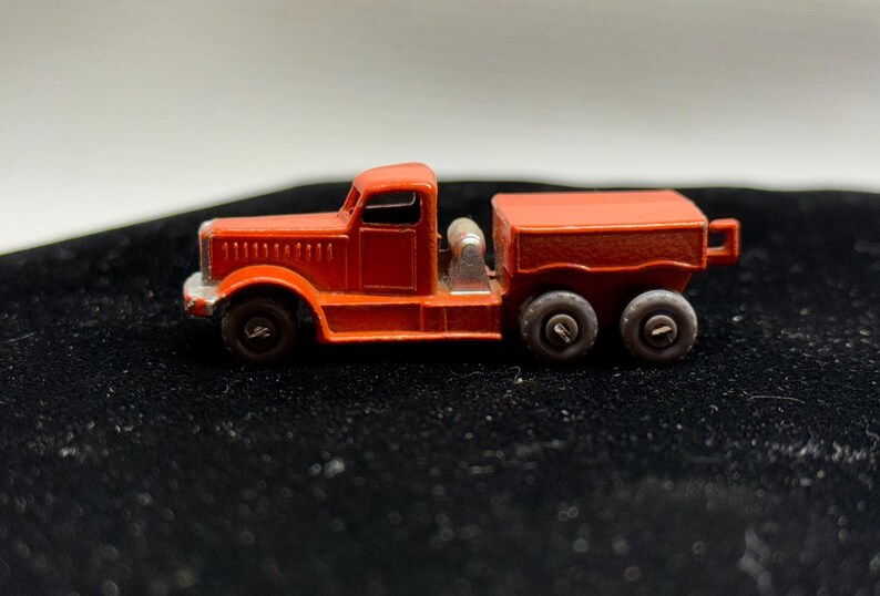 Matchbox Hitch & Haul - Tilt 'n' Tip ~ Rimorchio in cemento MBX