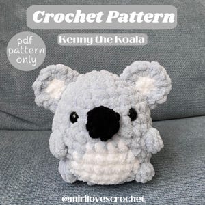 Puede incluir: Un juguete de peluche de koala tejido a crochet con un cuerpo azul claro, orejas y vientre blancos, y ojos y nariz negros. El juguete está sentado en un sofá gris. El texto "Kenny the Koala" y "pdf pattern only" es visible en la imagen.