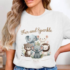 Uniek T-shirt met afbeeldingen van dieren en glitterletters - 'Fur and Sparkle'-ontwerp Cartoon T-shirt met dierenprint.