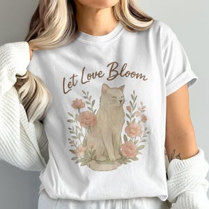 Let Love Bloom 猫シャツ – 花柄キティTシャツ – 猫好きの方へのかわいいギフト – 美しく快適なカラーのシャツ – ソフトガールスタイル**