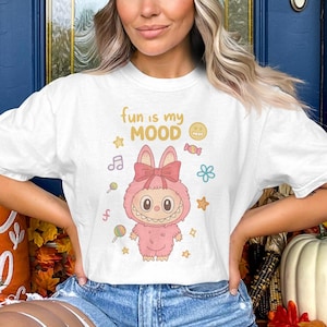 Op kawaii Labubu geïnspireerd shirt – schattig roze konijntje monster T-shirt – Fun Is My Mood Aesthetic T-shirt – grappige cartoon graphic T-shirt – comfortabele kleuren