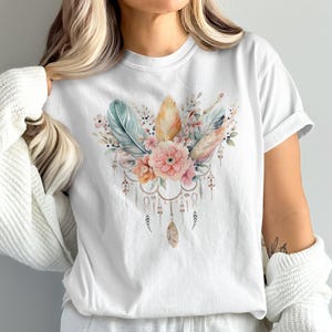 Boho Feather Dreamcatcher T-Shirt: Artistic Graphic Tee with Floral Elements – Perfect for Bohemian Style and Unique Gift Ideas!&quot;
