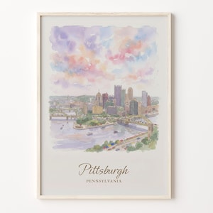 Puede incluir: Una impresión artística en acuarela del horizonte de Pittsburgh, Pensilvania, que muestra los edificios, puentes y ríos de la ciudad bajo un cielo de tonos pastel. El texto Pittsburgh Pennsylvania está impreso en marrón en la parte inferior del marco.