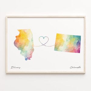 Op de afbeelding: Een aquarel-illustratie van de staten Illinois en Colorado, verbonden door een hartvormige lijn. De staten zijn geschilderd in tinten geel, oranje, groen en blauw. De tekst "Illinois" en "Colorado" staat onder de staten.
