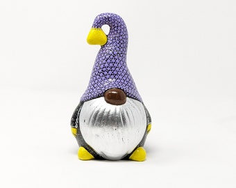 Gnome figurine: A gnome with a purple hat