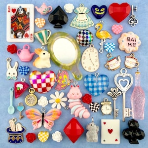 Op de afbeelding: Een verzameling diverse bedels en hangers met Alice in Wonderland-thema's, waaronder een Hartenkoningin-kaart, een spiegel, een klok, een flamingo, een rups, een theepot, een vlinder, sleutels, harten, bloemen en een flesje.