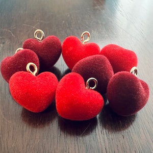 Pingentes de coração de veludo vermelho (qtd. 8)