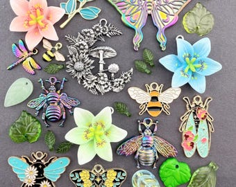 Eine Gartensammlung von Miniatur-Schmuckstücken und Anhängern