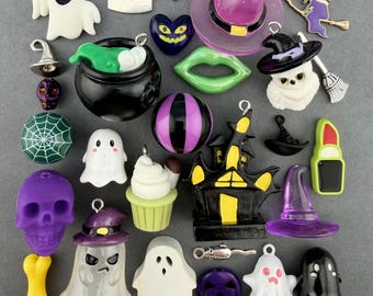 Eine Halloween-Kollektion aus Miniatur-Schmuckstücken und -Anhängern