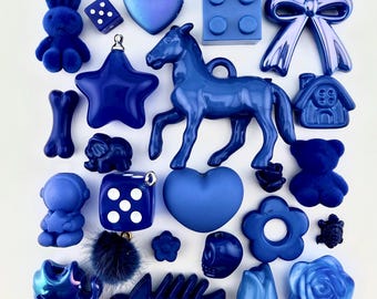 Dunkelblaue Sammlung von Miniatur-Schmuckstücken und Anhängern