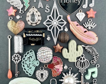 Showgirl Charm Kollektion: Taylor Swift TLOAS inspirierte Charms und Perlen