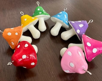 Fliegenpilz Charms (qty 8) in einem Regenbogen von Farben