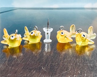 Pequeños dijes de peces dorados (cantidad 4)