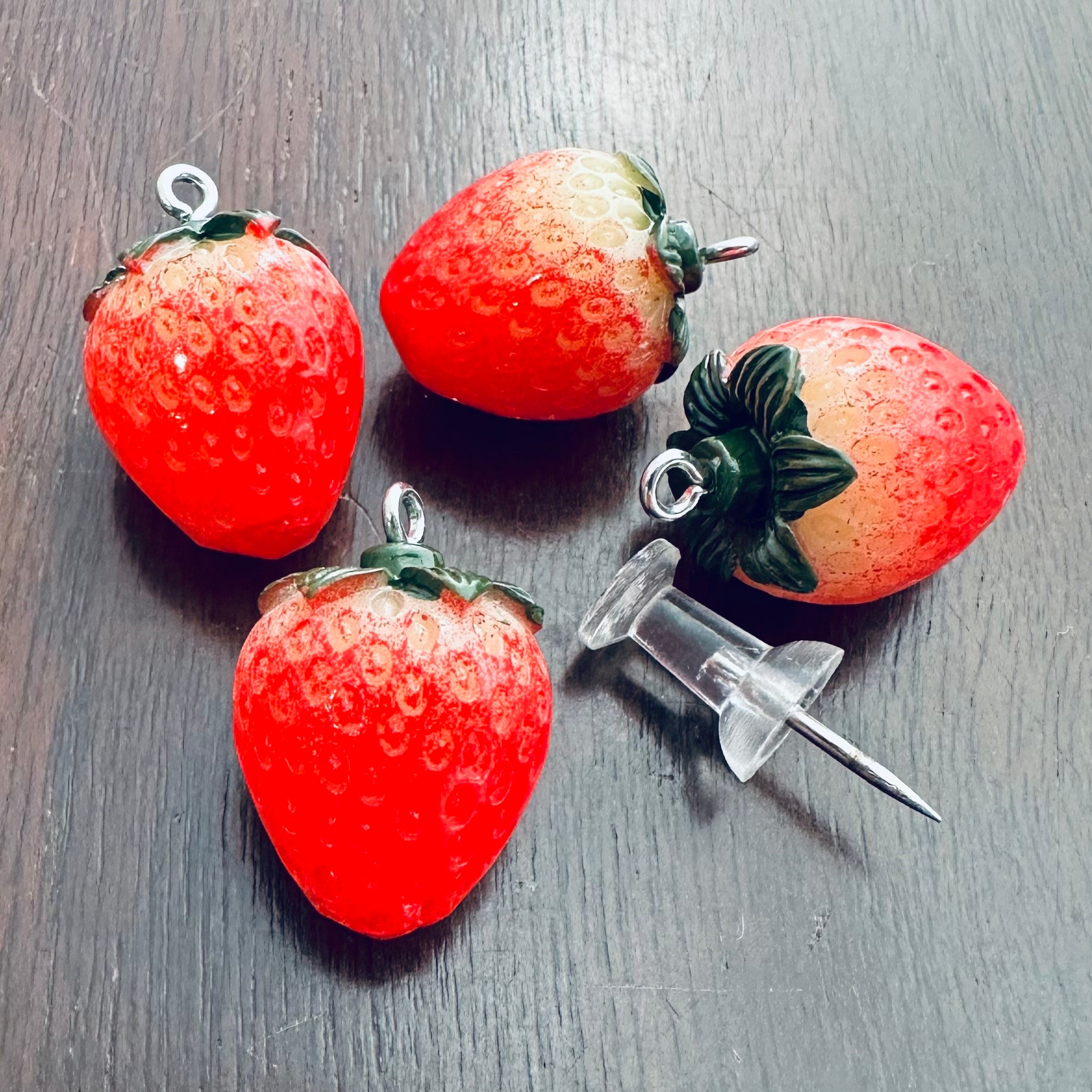 ストロベリーチャーム（4個入り） - Etsy 日本