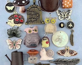 Eine Cottage Fairy Sammlung von Miniatur-Schmuckstücken und Anhängern mit Feentür, die sich öffnen lässt