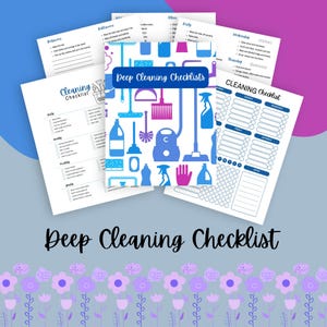 Könnte beinhalten: Ein Satz druckbarer Reinigungs-Checklisten mit einem blauen und rosa Farbschema. Die Checklisten sind nach Raum und Häufigkeit geordnet, mit einer separaten Checkliste für die Grundreinigung. Das Cover zeigt ein Muster aus Reinigungsmitteln und -werkzeugen.