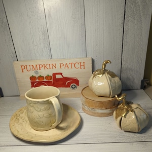 秋の葉とどんぐりの質感が描かれたマグカップとお揃いのプレートのセット