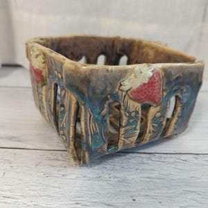 Handmade Ceramic Strawberry Berry Basket with Strawberry Feet – Fruit Bowl, Farmer’s Market Basket, Kitchen Decor