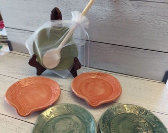 Reposacucharas con forma de gnomo navideño: decoración festiva de cocina en rojo y verde