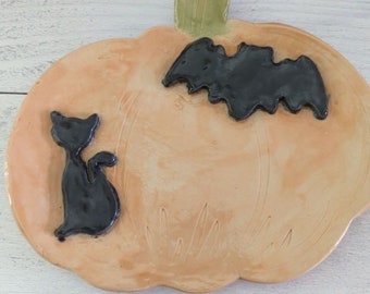 Plato de cerámica con forma de calabaza: diseño de gato y murciélago