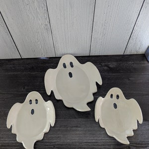 There are three ghost shaped plates.  One islarger then the other two.