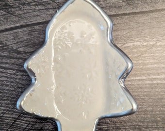 Elegant Christmas Tree Ring Dish with Snowflake Pattern and Silver Leaf Trim