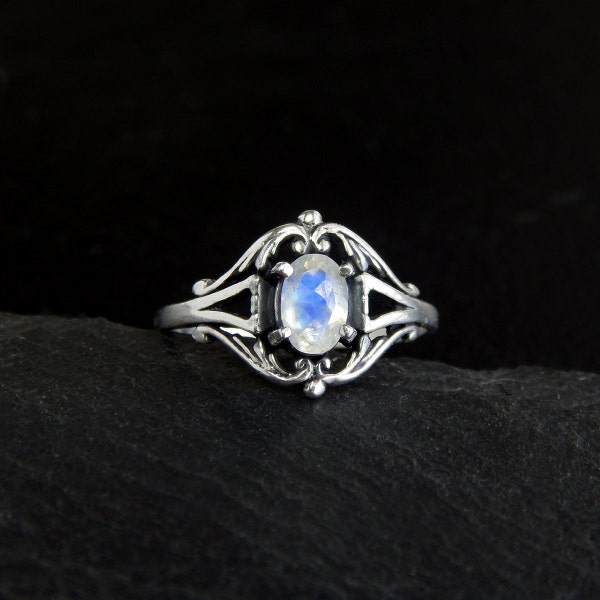 Regenbogen Mondstein Ring in Sterling Silber: Größe 7, Blau Blitz facettiert oval, antike viktorianische Fassung, Renaissance Edelstein Ring