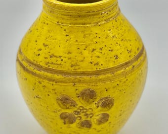 Vaso italiano moderno de meados do século XX, em amarelo mostarda com decoração floral em esgrafito, desenhado por Aldo Londi da Bitossi para a Rosenthal-Netter.