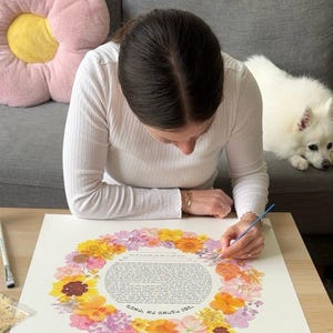 Kundenspezifische Blumenketubah mit goldenen Details, jüdische Hochzeitskunst, runde moderne Ketubah, Blumenreform-Ketubah, Judiaca Kunst, jüdische Hochzeitskunst