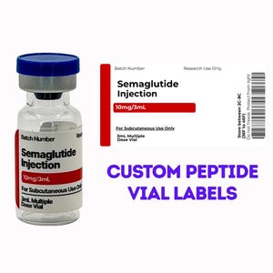 Puede incluir: Un vial de vidrio transparente con una tapa azul y una etiqueta roja y blanca que dice "Semaglutide Injection 10mg/3mL". La etiqueta también indica "For Subcutaneous Use Only". También está presente el texto "CUSTOM PEPTIDE VIAL LABELS".