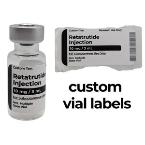 Pode incluir: Um frasco de vidro transparente com uma tampa prateada e um rótulo branco que diz "Retatrutide Injection 10 mg / 3 mL". Um rótulo branco com o mesmo texto também é mostrado. O texto "custom vial labels" está abaixo.