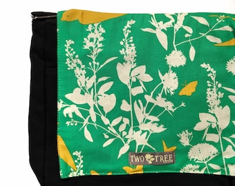 Bolso bandolera negro para libros, tabletas y portátiles con estampado de golondrinas y mariposas.