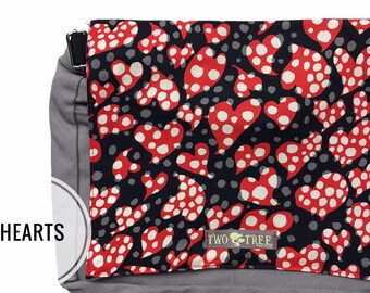 Bolso bandolera para tablet, libro, portátil y pañales con estampado de corazones y lunares