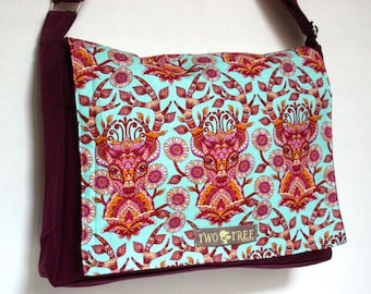 Bolso bandolera para libros, portátil y pañales con estampado floral de renos y ciervos en color burdeos.