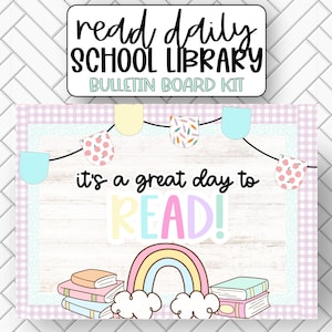 Op de afbeelding: Een pastelroze prikbord met een witte houtnerf achtergrond. De tekst "read daily school library bulletin board kit" staat bovenaan. De tekst "it's a great day to READ!" staat in het midden. Een regenboog met wolken en een stapel boeken staan onder de tekst.