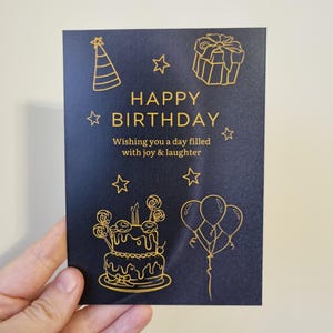 Carte de joyeux anniversaire ; En vous souhaitant joie et rires, carte d'anniversaire noire ; Carte d'anniversaire avec des ballons, un gâteau et un cadeau ; Téléchargement instantané ;
