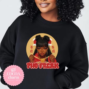 Bluza Pho Freak: inspirowana stylem afro-azjatyckim, z okrągłym dekoltem dla smakoszy
