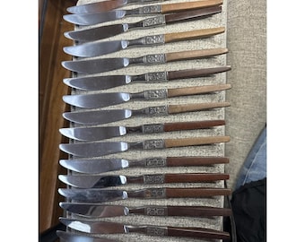 Conjunto de 16 facas de bife Ekco Eterna em aço inoxidável forjado com cabo de madeira, estilo moderno de meados do século.