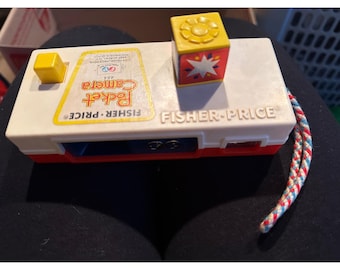 Vintage 1974 Fisher Price Pocket Camera 464 Trip to the Zoo Toy Flash Cube