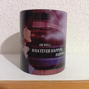 Könnte beinhalten: Zylindrische Tasse mit einem Anime-Charakter, dunklem Farbschema und dem Text "OH WELL... WHATEVER HAPPENS, HAPPENS." Das Design zeigt eine Figur mit Zigarette und einen Hintergrund in Lila- und Rottönen.
