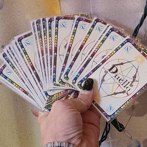 Jeu de baguettes magiques DUELLO - Jeu de cartes pour les combats avec la baguette magique - Instructions incluses - Fae Productions