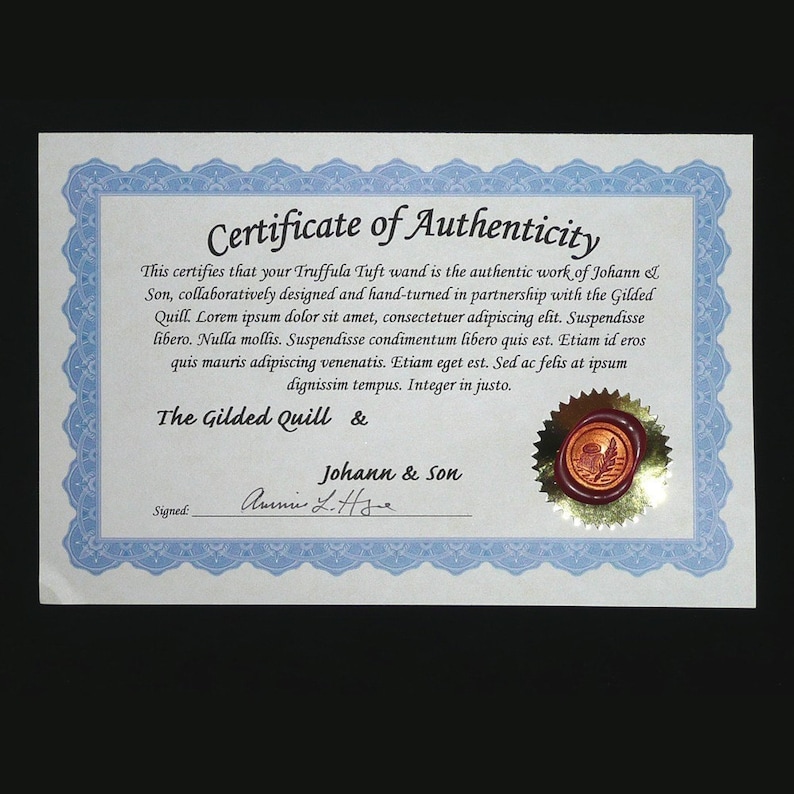Peut inclure: Un certificat d'authenticit&eacute; pour une baguette Truffula Tuft, sign&eacute; par Johann & Son et The Gilded Quill. Le certificat comporte un sceau dor&eacute; avec une empreinte de cire rouge.