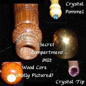 Peut inclure: Une canne de marche en bois avec un compartiment secret, un pommeau en cristal, une poign&eacute;e en laiton, un c&oelig;ur en bois et une pointe en cristal. Le c&oelig;ur en bois est en houx.
