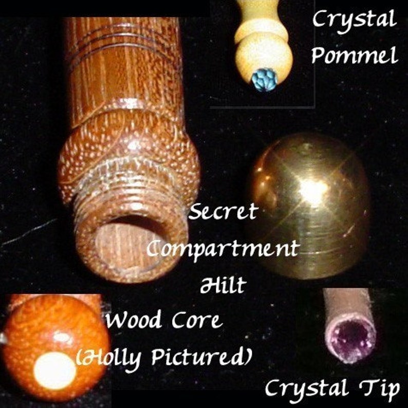 Peut inclure: Une canne de marche en bois avec un compartiment secret, un pommeau en cristal, une poign&eacute;e en laiton, un c&oelig;ur en bois et une pointe en cristal. Le c&oelig;ur en bois est en houx.