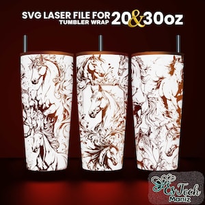 Puede incluir: Archivo SVG l&aacute;ser para envoltura de vaso de 20 y 30 oz con fondo blanco y dise&ntilde;o en blanco y negro de caballos y elementos florales.