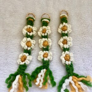 Daisy Dazzle: Keychains That Brighten Your Day