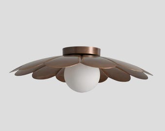 Lámpara de techo empotrada con forma de flor de latón y globo de cristal de mediados de siglo